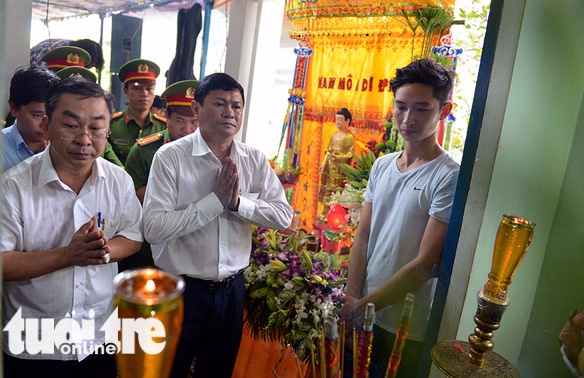 Đẫm nước mắt đồng đội, người thân tiễn đưa người lính trẻ - Ảnh 3.