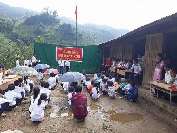 Hình ảnh lễ khai giảng đơn sơ của thầy và trò Trường Tiểu học Thái Sơn (Bảo Lâm, Cao Bằng) gây “bão” mạng. (Ảnh: Internet)