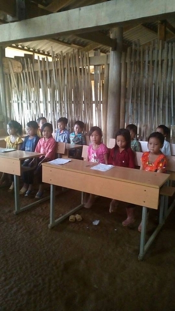 Phòng học của các em vẫn là nền đất.