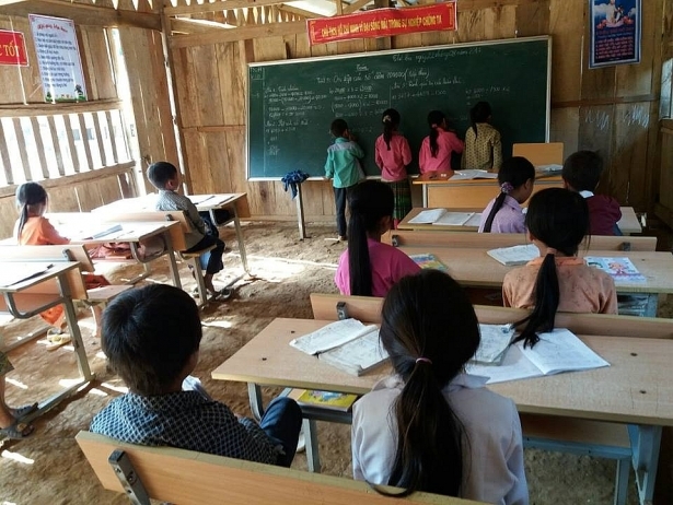  Thầy trò nơi đây quyết tâm bám bản dạy - học chữ. 