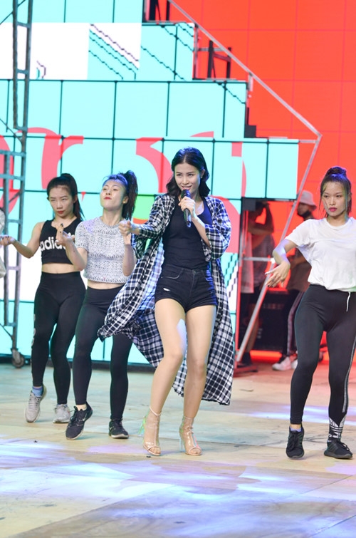 Đông Nhi khoe chân nuột tập luyện chung kết ‘Vietnam’s Next Top Model 2017’ - ảnh 2