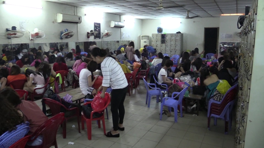 Pháp luật - Đột kích quán karaoke có tiếp viên mặc hở hang, dương tính ma tuý