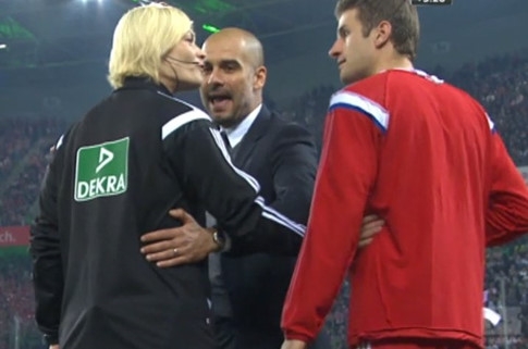 Giảm 50% giá vé cho CĐV nữ đến cổ vũ nữ trọng tài đầu tiên cầm còi ở Bundesliga - ảnh 2