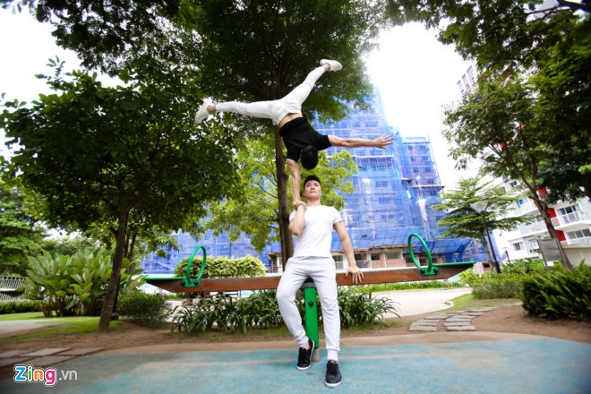 Hoang tu xiec Quoc Nghiep bi veo xuong co, nguy co liet tay hinh anh 2