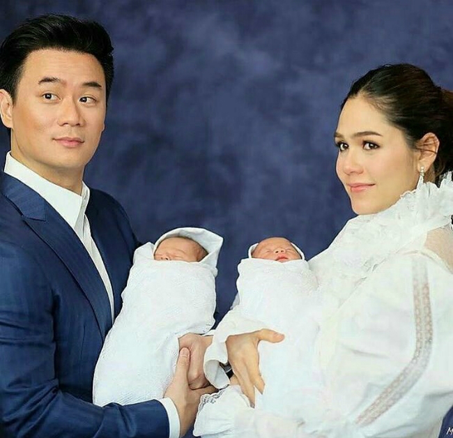 my-nhan-dep-nhat-thai-lan-chompoo-araya-khoe-cap-song-sinh-vua-chao-doi-1