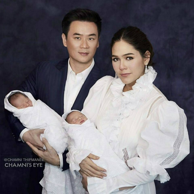 my-nhan-dep-nhat-thai-lan-chompoo-araya-khoe-cap-song-sinh-vua-chao-doi-2