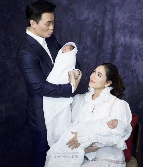 my-nhan-dep-nhat-thai-lan-chompoo-araya-khoe-cap-song-sinh-vua-chao-doi-3