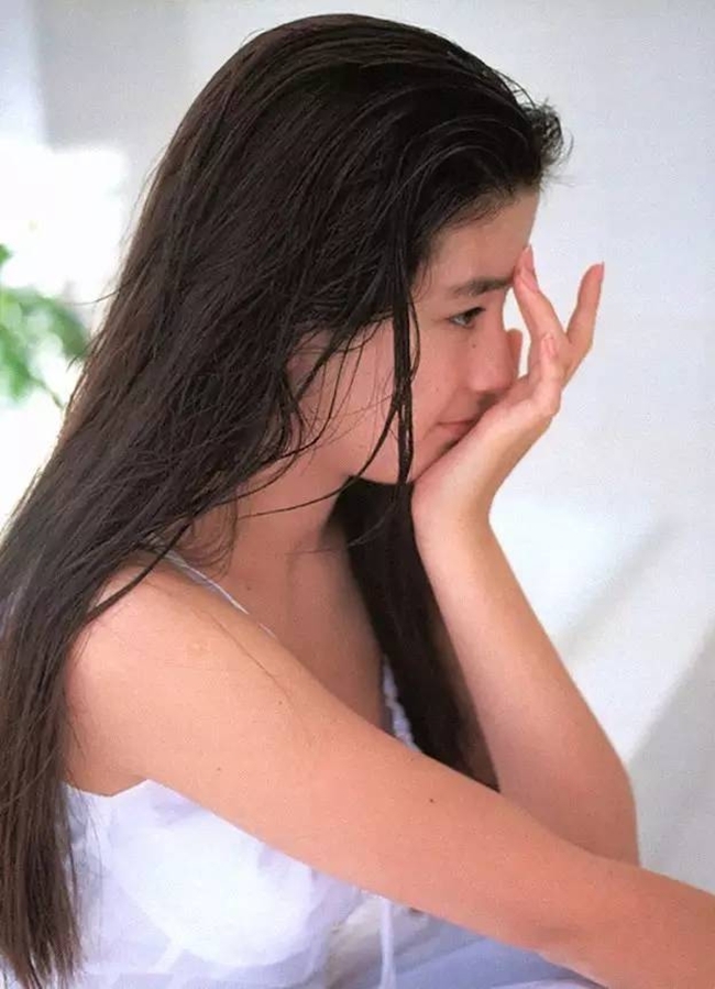 ngoc nu nhat ban tung bi me ruot ep chup anh nude, lam gai bao tu thuo 17 hinh anh 15