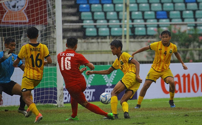 Sao trẻ HAGL sút phạt không tưởng, U18 Việt Nam đoạt ngôi đầu bảng từ tay Indonesia