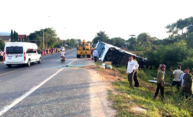Bi an vu xe dau keo huc vang xe khach, khien 2 nguoi chet hinh anh 1