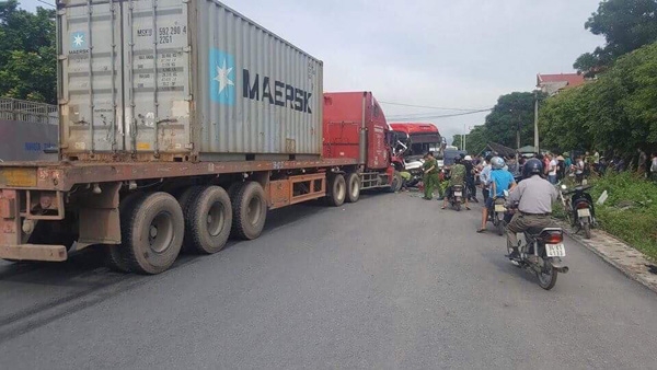 kinh hoang xe khach dam truc dien container tren quoc lo 18 hinh anh 2