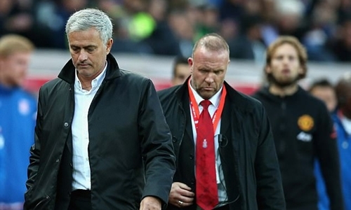 mourinho-tu-choi-bat-tay-hlv-stoke-bo-hop-bao-sau-tran