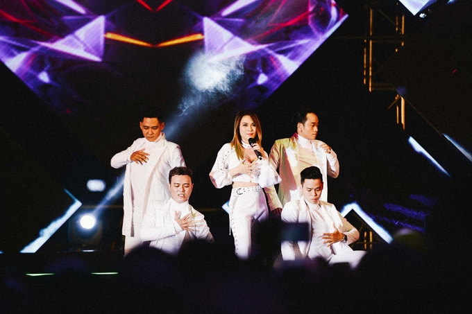 my-tam-tiet-lo-nu-hon-dau-tien-dien-ra-tren-san-thuong
