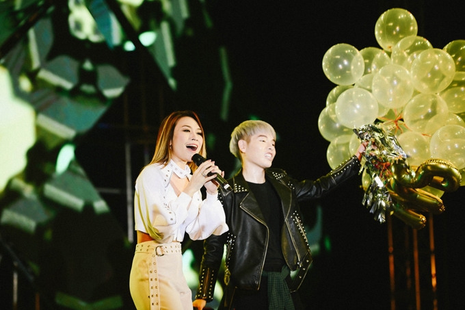 my-tam-tiet-lo-nu-hon-dau-tien-dien-ra-tren-san-thuong-5