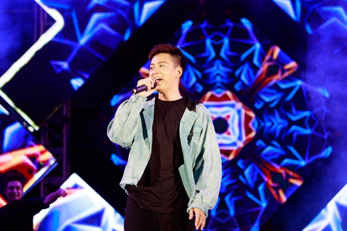 my-tam-tiet-lo-nu-hon-dau-tien-dien-ra-tren-san-thuong-11