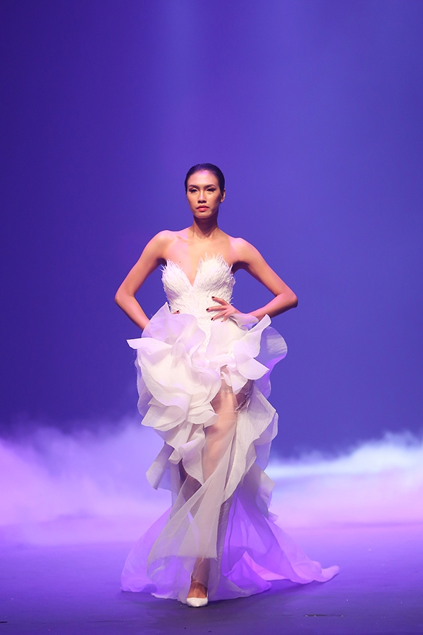 nguoi-mau-bung-de-giay-trong-bo-suu-tap-hoanh-trang-nhat-chung-ket-next-top