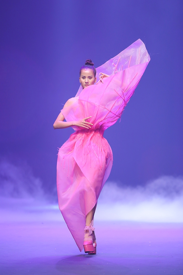 nguoi-mau-bung-de-giay-trong-bo-suu-tap-hoanh-trang-nhat-chung-ket-next-top-1