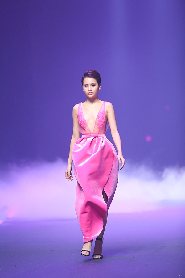 nguoi-mau-bung-de-giay-trong-bo-suu-tap-hoanh-trang-nhat-chung-ket-next-top-4