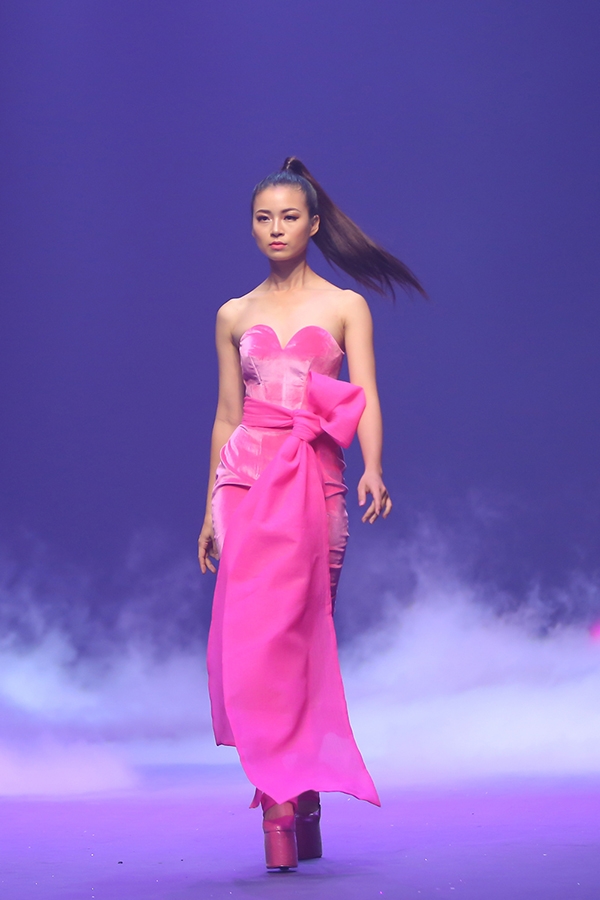 nguoi-mau-bung-de-giay-trong-bo-suu-tap-hoanh-trang-nhat-chung-ket-next-top-5