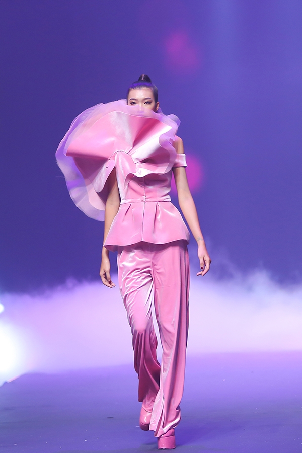 nguoi-mau-bung-de-giay-trong-bo-suu-tap-hoanh-trang-nhat-chung-ket-next-top-8