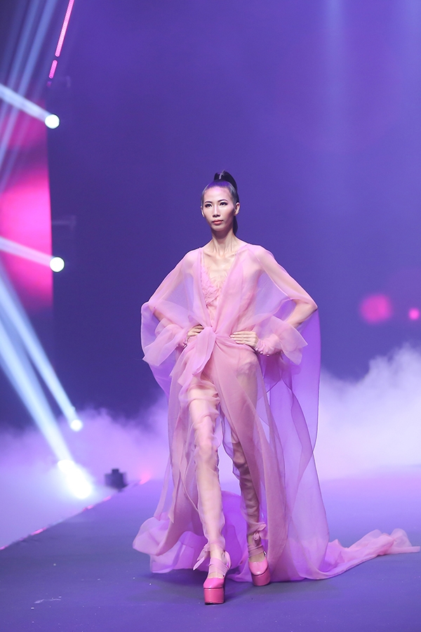 nguoi-mau-bung-de-giay-trong-bo-suu-tap-hoanh-trang-nhat-chung-ket-next-top-9