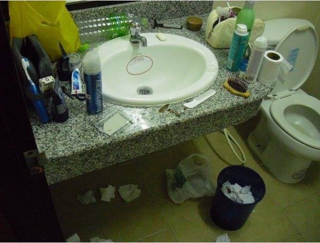 Nhân viên quét dọn choáng với sản phẩm khách để lại và lời nhắc nhở về ý thức - Ảnh 2.