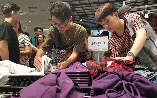 Nhung nguoi 'tho o' voi Zara, H&M o Viet Nam, ho la ai? hinh anh 2