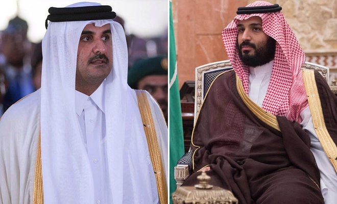 Thái tử Ả Rập Xê Út Mohammad bin Salman (phải) và quốc vương Qatar Sheikh Tamim bin Hamad Al-Thani /// AFP