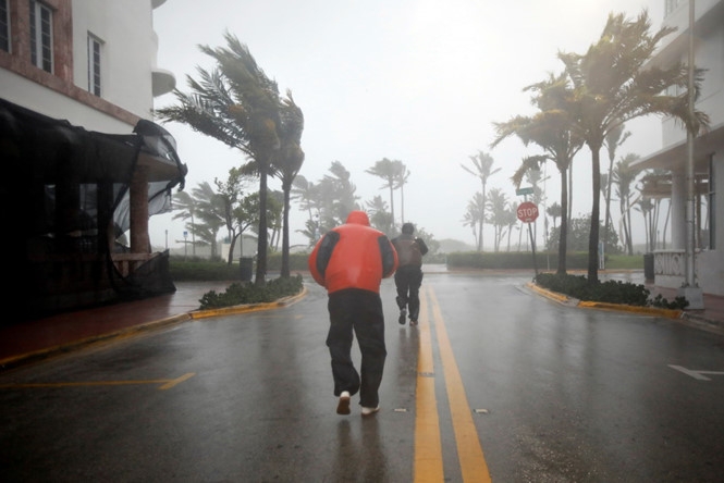 Người dân khu vực South Beach, Florida vẫn ở trên đường khi bão sắp đến /// Reuters