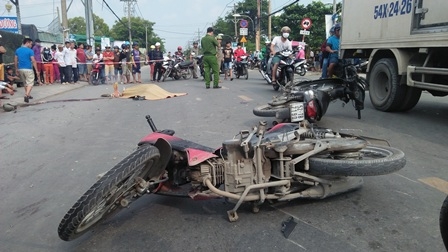 va cham 2 xe may, 4 nguoi thuong vong o sai gon hinh anh 1