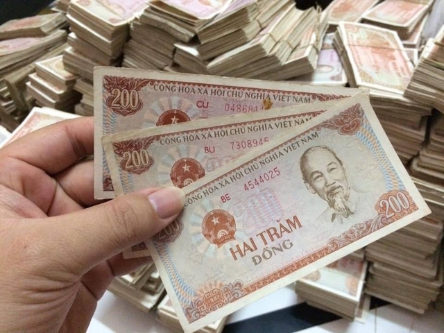 Tiền mệnh giá 200 còn mới đổi làm kỉ niệm
