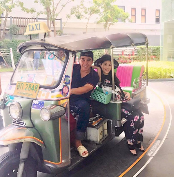 49 tuoi, hai con da lon, quyen linh va vo van tinh cam lang man nhu thuo moi yeu - 5