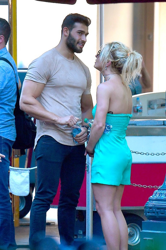 britney-spears-nung-niu-nga-vao-long-bo-tre-trong-cong-vien-disney-1