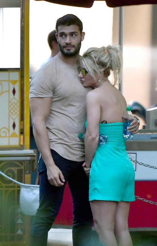 britney-spears-nung-niu-nga-vao-long-bo-tre-trong-cong-vien-disney-2