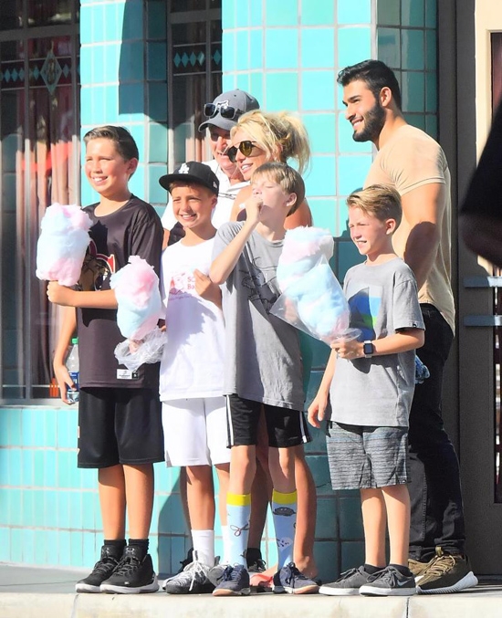 britney-spears-nung-niu-nga-vao-long-bo-tre-trong-cong-vien-disney-3