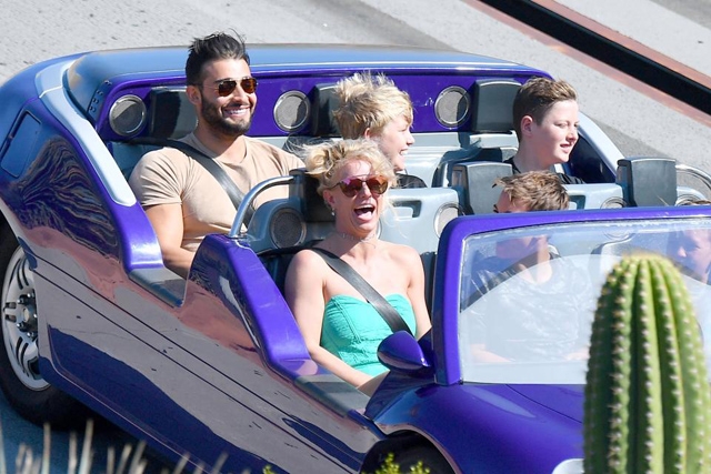 britney-spears-nung-niu-nga-vao-long-bo-tre-trong-cong-vien-disney-5