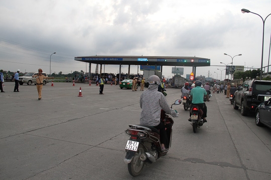 Công an Hưng Yên lên tiếng vụ tài xế trả tiền lẻ ở trạm QL5 - Ảnh 1.