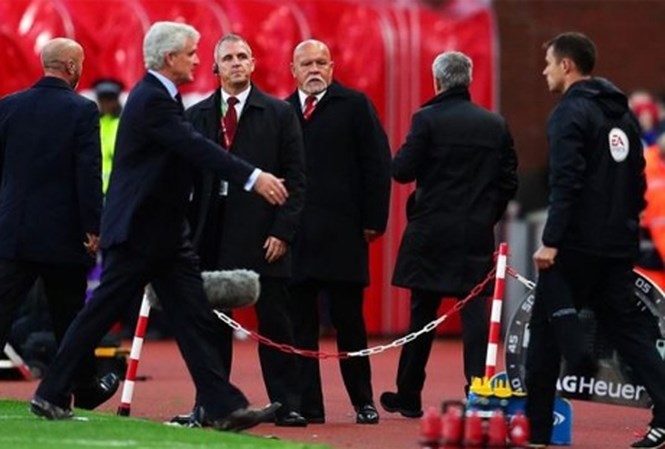 Mourinho bước đi, không thèm bắt tay người đồng nghiệp. Ảnh: Reuters.