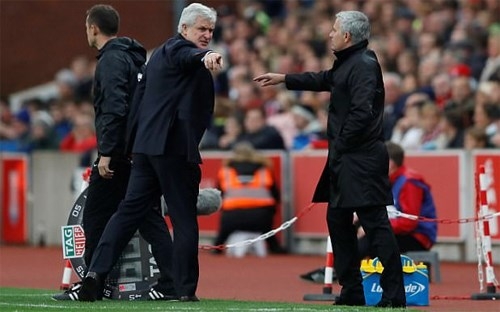 HLV Stoke City tiết lộ lý do bị Mourinho từ chối bắt tay - ảnh 1