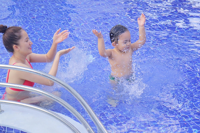 khanh-thi-mac-bikini-goi-cam-vui-dua-cung-con-trai-4
