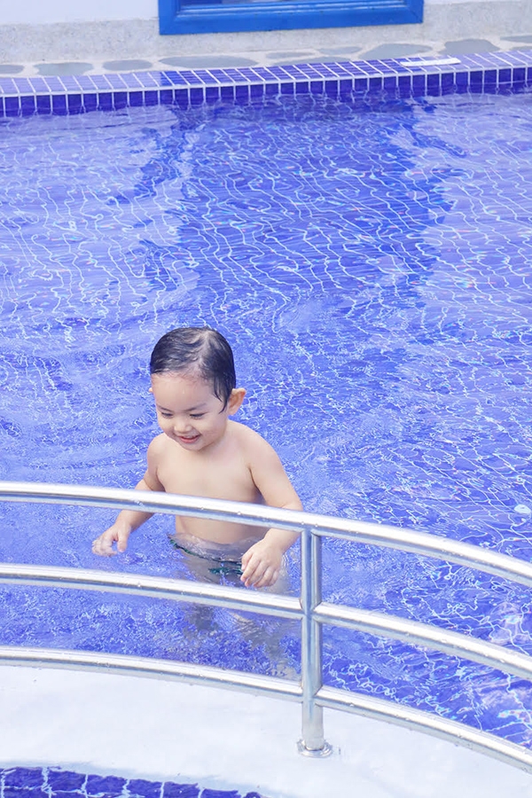 khanh-thi-mac-bikini-goi-cam-vui-dua-cung-con-trai-6