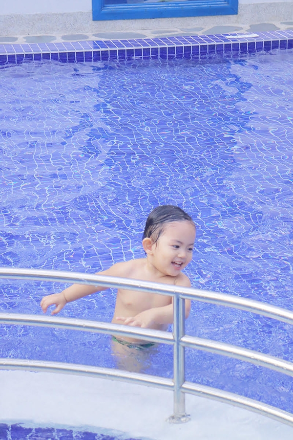 khanh-thi-mac-bikini-goi-cam-vui-dua-cung-con-trai-7