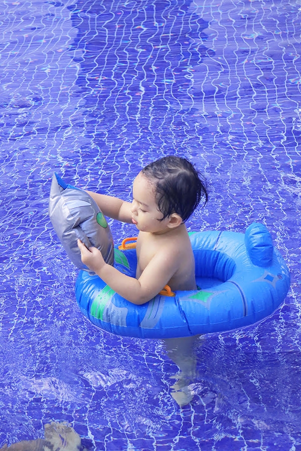 khanh-thi-mac-bikini-goi-cam-vui-dua-cung-con-trai-9