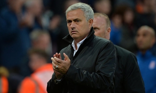 mourinho-che-man-utd-dam-chan-tai-cho-thoi-moyes-va-van-gaal
