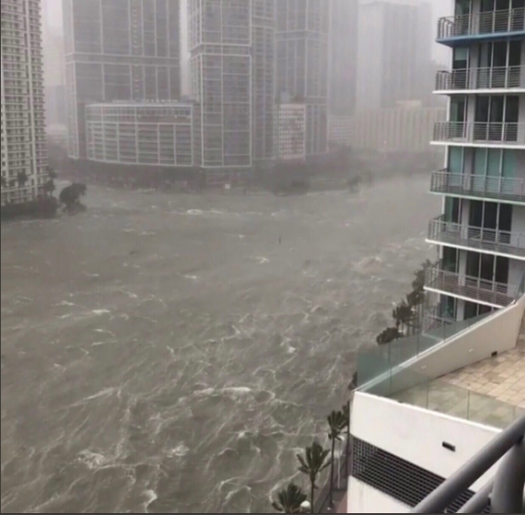 Nước dâng cao và chảy xiết tại Brickell (Ảnh: Marina Portnay/Twitter)