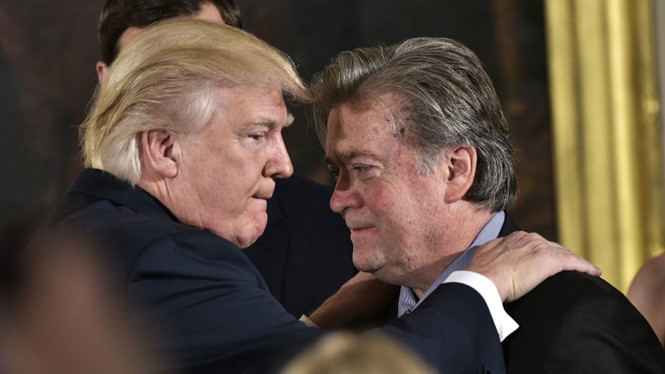 Cựu chiến lược gia trưởng Nhà Trắng Steve Bannon (phải) cho rằng việc sa thải giám đốc FBI đã gây tác dụng ngược /// AFP