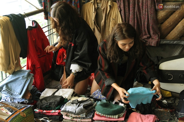 Phiên chợ người yêu cũ đặc biệt giữa lòng Hà Nội: Nơi thanh lý những kỷ vật tình yêu thời còn mặn nồng - Ảnh 4. Phiên chợ người yêu cũ đặc biệt giữa lòng Hà Nội: Nơi thanh lý những kỷ vật tình yêu thời còn mặn nồng - Ảnh 4.