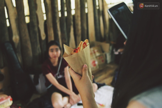 Phiên chợ người yêu cũ đặc biệt giữa lòng Hà Nội: Nơi thanh lý những kỷ vật tình yêu thời còn mặn nồng - Ảnh 6. Phiên chợ người yêu cũ đặc biệt giữa lòng Hà Nội: Nơi thanh lý những kỷ vật tình yêu thời còn mặn nồng - Ảnh 6.