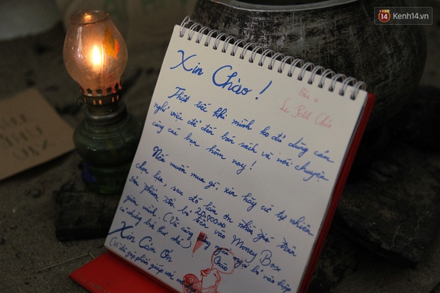 Phiên chợ người yêu cũ đặc biệt giữa lòng Hà Nội: Nơi thanh lý những kỷ vật tình yêu thời còn mặn nồng - Ảnh 17. Phiên chợ người yêu cũ đặc biệt giữa lòng Hà Nội: Nơi thanh lý những kỷ vật tình yêu thời còn mặn nồng - Ảnh 17.