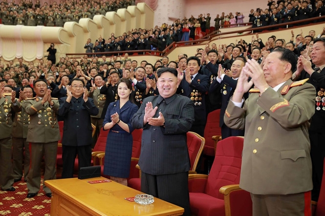 Nhà lãnh đạo Kim Jong-un cùng các quan chức trong buổi chào đón những nhà khoa học, kỹ sư hạt nhân đóng góp cho đợt thử bom H vừa qua /// Reuters